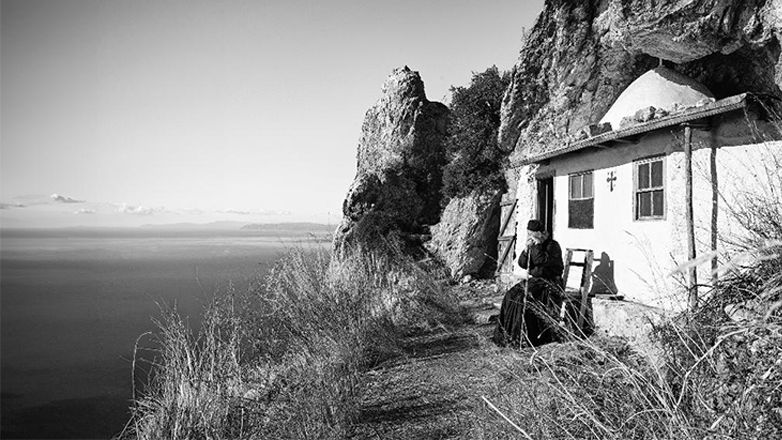 «Πέρα από το Ορατό»: Φωτογραφικό λεύκωμα του Γιάννη Γιαννάτου με εικόνες του Αγίου Όρους