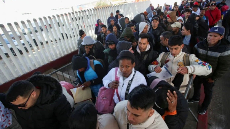 New York Times: Ο Τραμπ «φρενάρει» τις συλλήψεις μεταναστών σε γεωργία και εστίαση