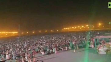 Οι Χούθι μαζεύτηκαν σε γήπεδο για να παρακολουθήσουν την επίθεση του Ιράν