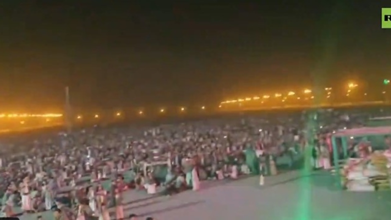 Οι Χούθι μαζεύτηκαν σε γήπεδο για να παρακολουθήσουν την επίθεση του Ιράν