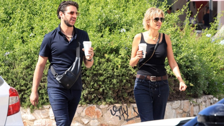 Κατερίνα Λιόλιου – Χάρης Παπατζανής: Χαλαρή βόλτα στο κέντρο της Γλυφάδας πιασμένοι χέρι-χέρι – Φωτογραφίες