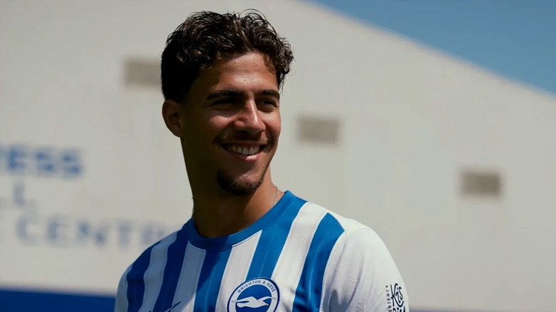 Κωστούλας: Το βίντεο με το ταξίδι του στην Αγγλία, την αγκαλιά των γονιών του και τις… οικογενειακές πασούλες στο γήπεδο της Μπράιτον