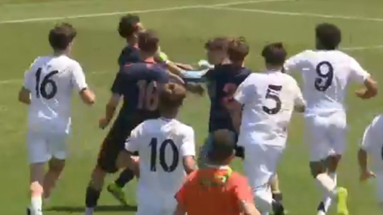 Εικόνες-σοκ στον αγώνα Νέων Ρεάλ-Θέλτα: Οι παίκτες άφησαν το ποδόσφαιρο και το γύρισαν στο… μποξ!