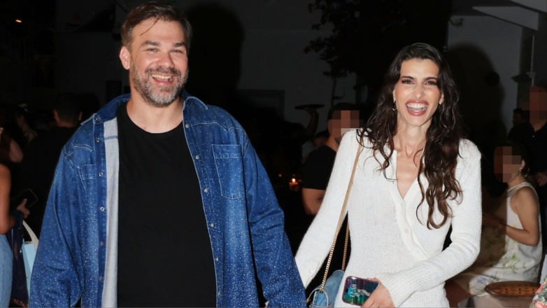 Γιώργος Σαμπάνης – Ιωάννα Σαρρή: Βόλτα χέρι-χέρι στα στενά της Μυκόνου – Φωτογραφίες