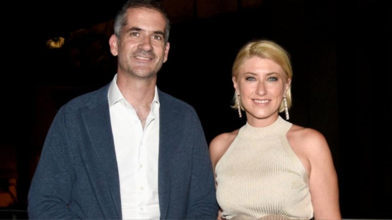 Κώστας Μπακογιάννης: «Αισθάνομαι πολύ τυχερός που είμαστε μαζί» – Η σπάνια αναφορά του στη σύζυγό του, Σία Κοσιώνη