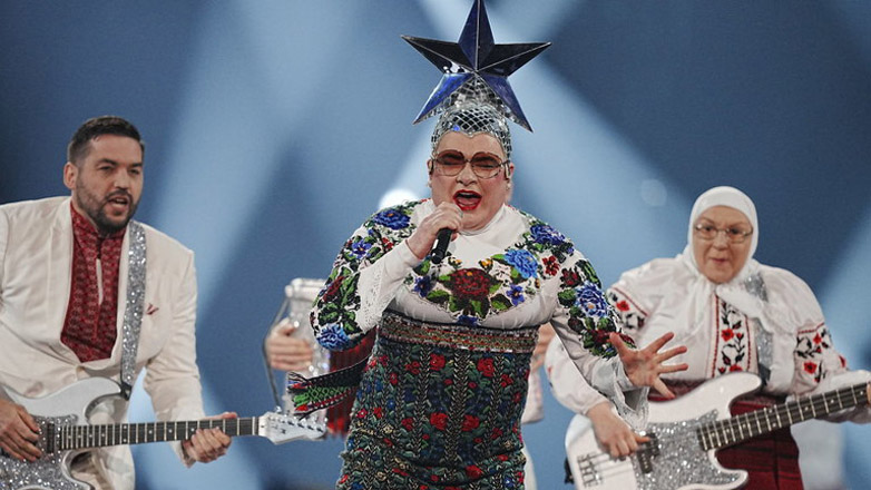 Έρευνα για Ουκρανό «ντραγκ» καλλιτέχνη επειδή… τραγούδησε στα Ρώσικα!