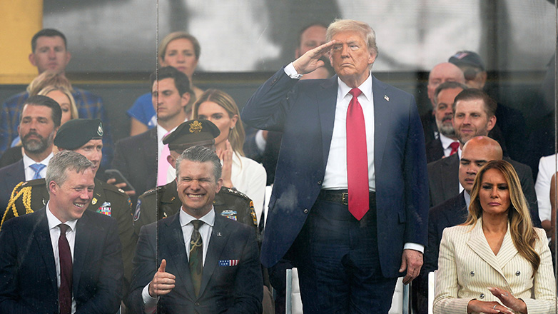 Το δίπολο των ΗΠΑ: Η στρατιωτική παρέλαση του Τραμπ και οι ογκώδεις διαδηλώσεις εναντίον του