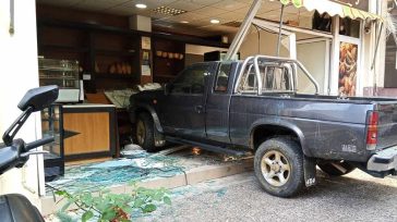 Αγρίνιο: Αυτοκίνητο «μπήκε» μέσα σε φούρνο