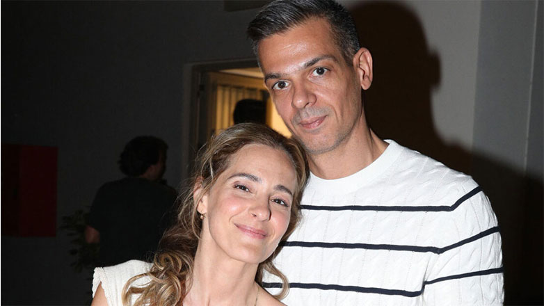 Νατάσσα Μποφίλιου: Ο Χρήστος Κορτσέλης καμάρωσε τη σύζυγό του στον Λυκαβηττό – Οι φωτογραφίες από τη συναυλία