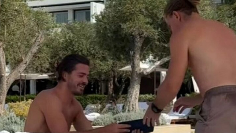 Γκρίλις, πρόσεχε που βάζεις την υπογραφή σου – Η επική φάρσα στον άσο της Σίτι που κάνει διακοπές στην Ελλάδα