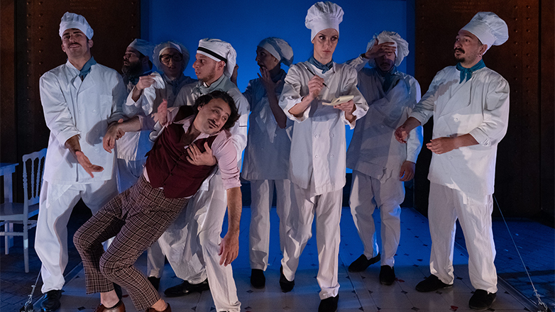 Αποθεωτική πρεμιέρα για τον «Υπηρέτη δύο Αφεντάδων» με τον Βασίλη Χαραλαμπόπουλο