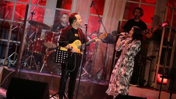 Είδαμε τον Κώστα Μακεδόνα στην ταράτσα του Λαμπέτη