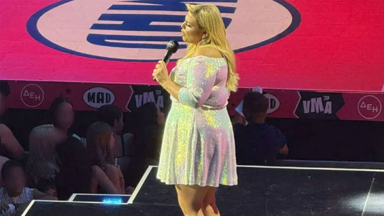 MAD VMA 2025: Η Δανάη Μπάρκα με total white παρέδωσε το βραβείο στη Δέσποινα Βανδή και στον Mente Fuerte