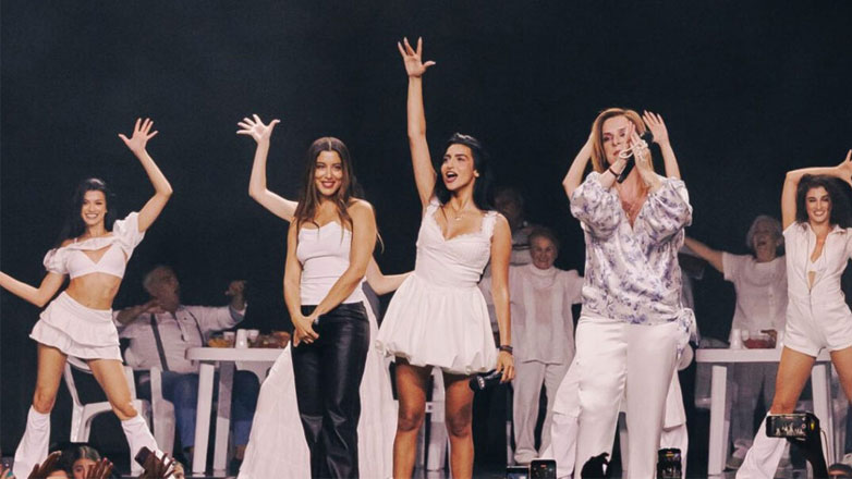 MAD VMA 2025: Αναστασία και Γωγώ Τσαμπά ένωσαν τις φωνές τους και ερμήνευσαν «Τα Καγκέλια» σε remix έκδοση