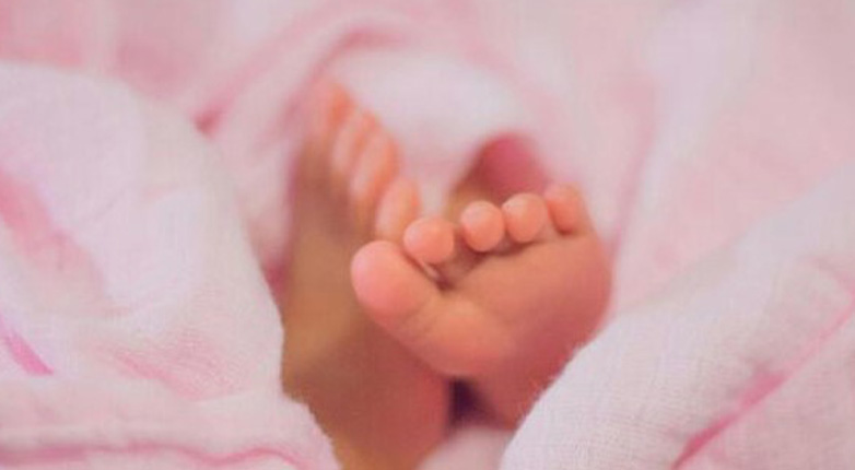 Βίντεο με το μωρό να κλαίει στο μπαλκόνι