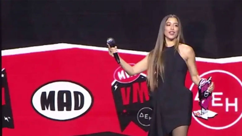 MAD VMA 2025: Η στιγμή που η Μαρίνα Σάττι παραλαμβάνει το βραβείο για το καλύτερο άλμπουμ της χρονιάς