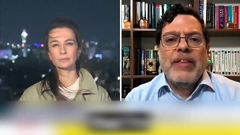 Ιρανός καθηγητής βάζει στη θέση της δημοσιογράφο του Sky News