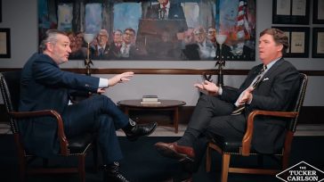 Ο δημοσιογράφος Τάκερ Κάρλσον «ισοπεδώνει» τον γερουσιαστή Τεντ Κρουζ