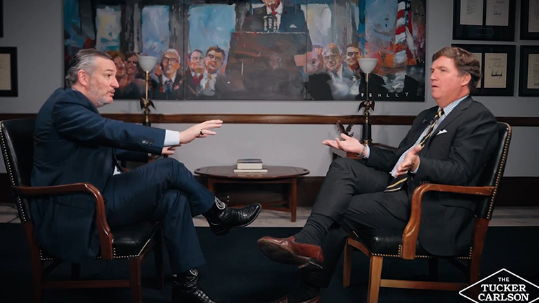 Ο δημοσιογράφος Τάκερ Κάρλσον «ισοπεδώνει» τον γερουσιαστή Τεντ Κρουζ