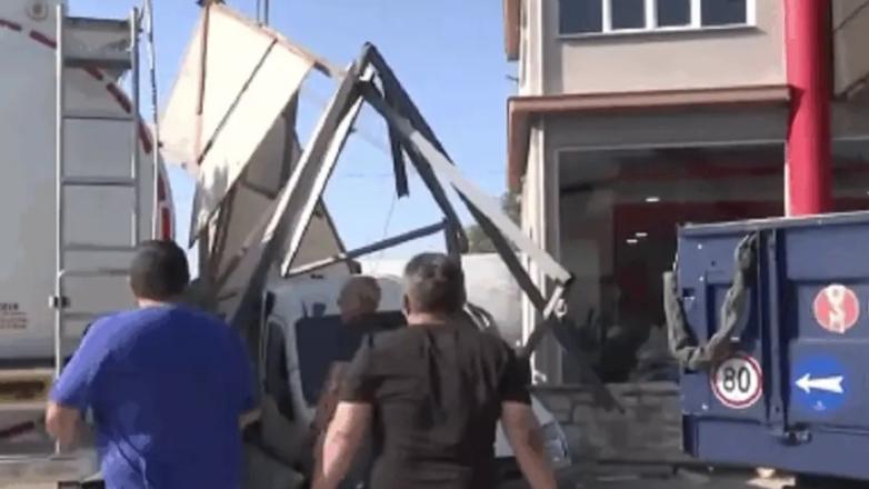 Βυτιοφόρο «μπήκε» σε μάντρα αυτοκινήτων στο Μενίδι