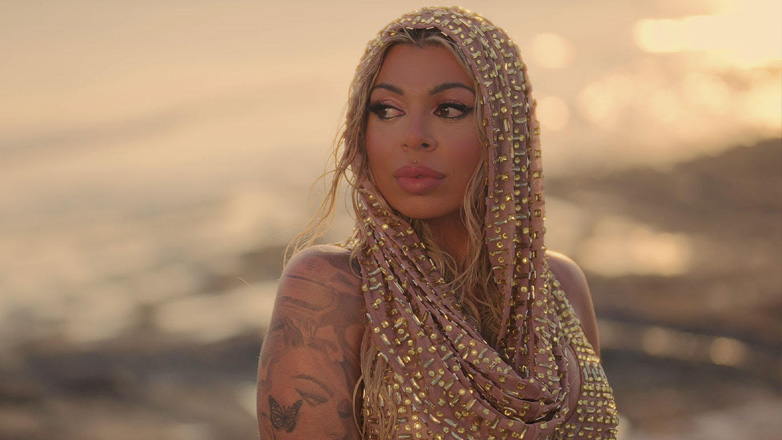 «Εμένα να κοιτάνε αυτά τα μάτια»: Κυκλοφόρησε η νέα επιτυχία της Johanna!