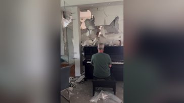 Ισραήλ: Παίζουν πιάνο στο βομβαρδισμένο σπίτι παίρνοντας κουράγιο