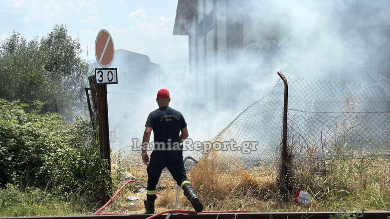 Πυρκαγιά σε εγκαταλελειμμένες αποθήκες στη Λαμία