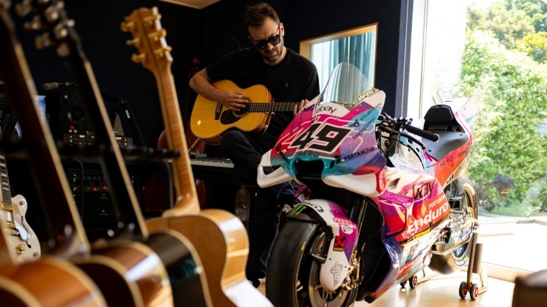 “Cremonini Live 25”: Η ειδική εμφάνιση της ομάδας του Valentino Rossi