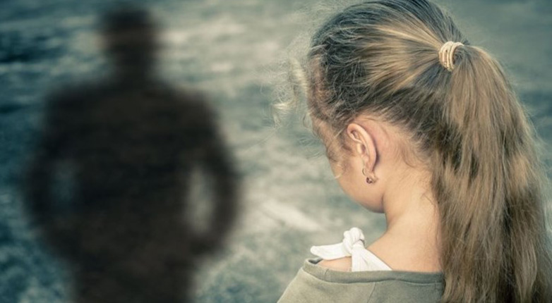 «Μου έκλεινε τα μάτια με μαντίλι και ασελγούσε» «Μου έκλεινε τα μάτια με μαντίλι και ασελγούσε»