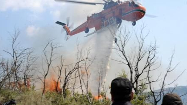 Φωτιά στο Κορωπί κοντά σε σπίτια