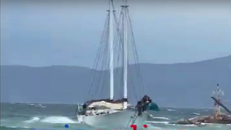 Εύβοια: Βίντεο με ιστιοφόρο που προσπαθεί να μην πέσει στα βράχια