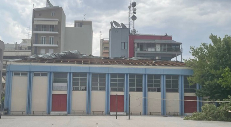 Ο δυνατός αέρας στη Λάρισα «ξήλωσε» σκέπαστρο στο γυμναστήριο του 5ου Γυμνασίου