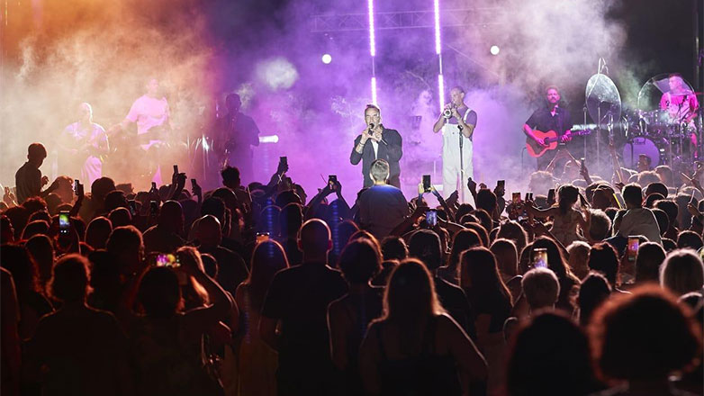 Ο Πάνος Μουζουράκης στον Κήπο του Μεγάρου έδωσε την απόλυτη συναυλιακή εμπειρία