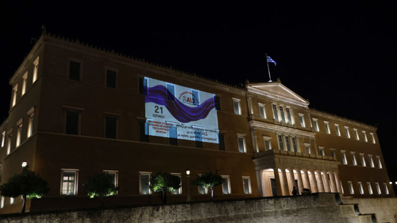 Βουλή: Φωταγωγήθηκε το κοινοβούλιο με αφορμή την Παγκόσμια Ημέρα της «Νόσου του Κινητικού Νευρώνα» (ALS)