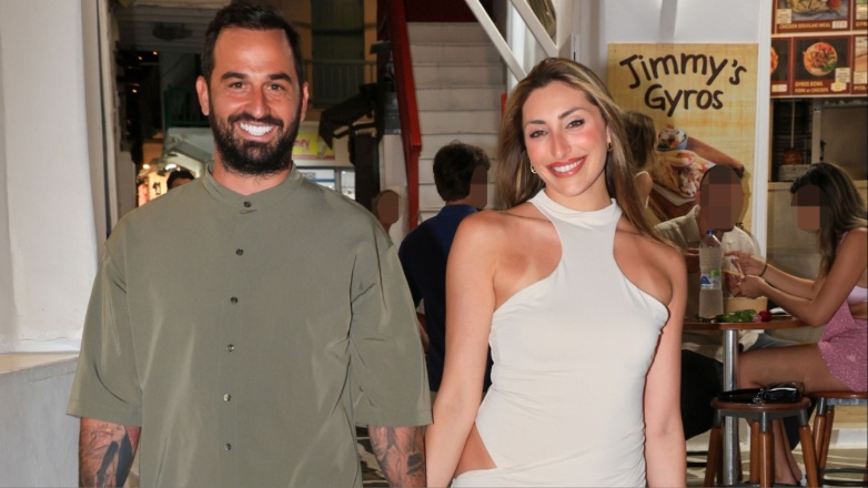 Άρης Σοϊλέδης: Πιασμένος χέρι-χέρι με την σύντροφό του, Μαριλίνα Κυπαρίσση, στα στενά της Μυκόνου – Φωτογραφίες