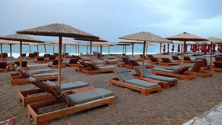 Χαλκιδική: 120 ευρώ η ξαπλώστρα