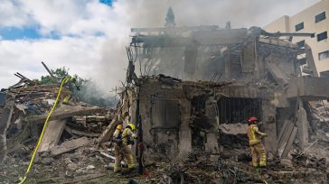 Συντρίμμια και τρόμος στο Ισραήλ από τους πυραύλους του Ιράν