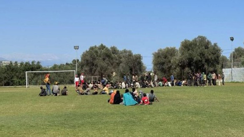 Σε γήπεδο μεταφέρθηκαν οι 504 μετανάστες της Αγίας Γαλήνης