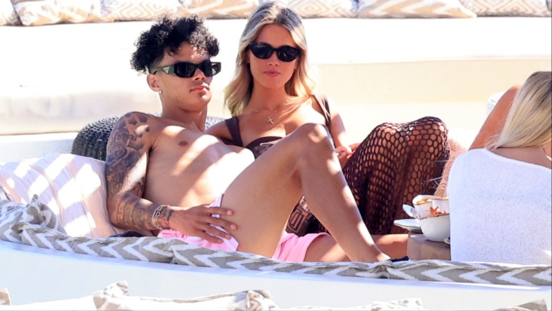 Nico O’Reilly: Ο άσσος της Manchester City με την εντυπωσιακή σύντροφό του, Lily Grace Freeman, στη Μύκονο