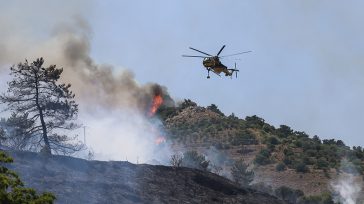 Φωτιά στη Χίο – Μήνυμα 112 για εκκενώσεις επτά  περιοχών