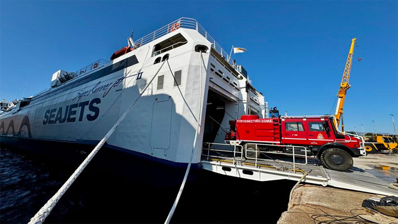 Μεταφορά ισχυρών πυροσβεστικών δυνάμεων από τη SEAJETS στη Χίο με το ταχύπλοο SUPERRUNNER JET 2