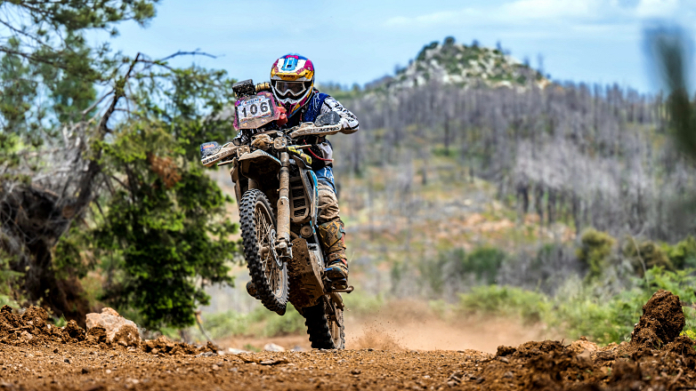 Μπορεί μια μοτοσυκλέτα 300 κ.εκ. να βγάλει Αγώνα Rally 1,750χλμ;