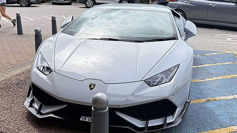 Επική απάντηση ιδιοκτήτη Lamborghini, όταν τον «σταύρωσαν» στα social επειδή πάρκαρε σε θέση αναπήρων