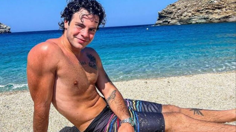 Άγγελος Λάτσιος: Απολαμβάνει τις καλοκαιρινές διακοπές του στην Άνδρο – Η φωτογραφία του από την παραλία