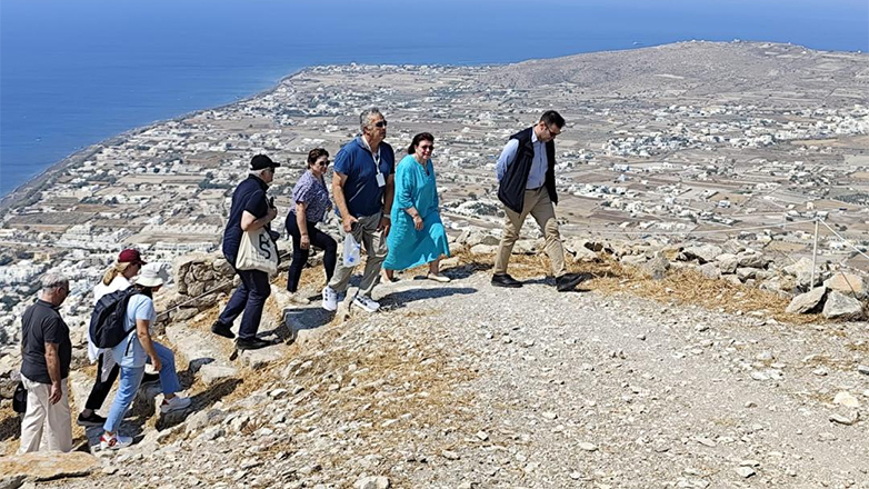 Λίνα Μενδώνη: Αυτοψίες στους Αρχαιολογικούς Χώρους της Αρχαίας Θήρας και του Ακρωτηρίου Σαντορίνης