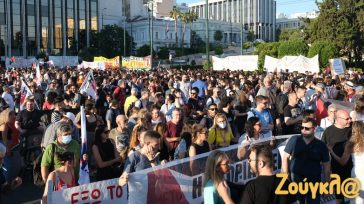 Δείτε βίντεο και φωτογραφίες από το αντιπολεμικό συλλαλητήριο στο Σύνταγμα