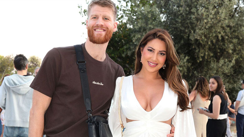 Thomas Walkup: Ο μπασκετμπολίστας του Ολυμπιακού με την εντυπωσιακή σύζυγό του, Estrella Nouri στο Ηρώδειο