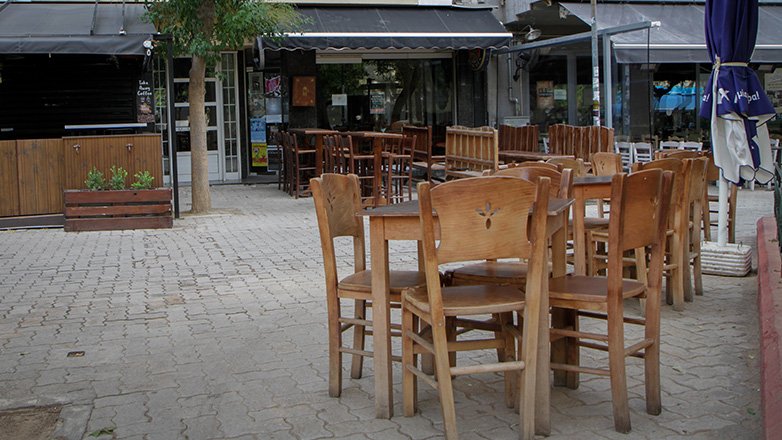 Το 50% των καταστημάτων που βγάζουν έξω τραπεζοκαθίσματα δεν έχει άδεια από τους Δήμους