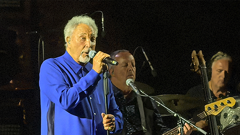 Ξετρέλανε το αθηναϊκό κοινό ο Τομ Τζόουνς στη sold out εμφάνιση του στον Λυκαβηττό