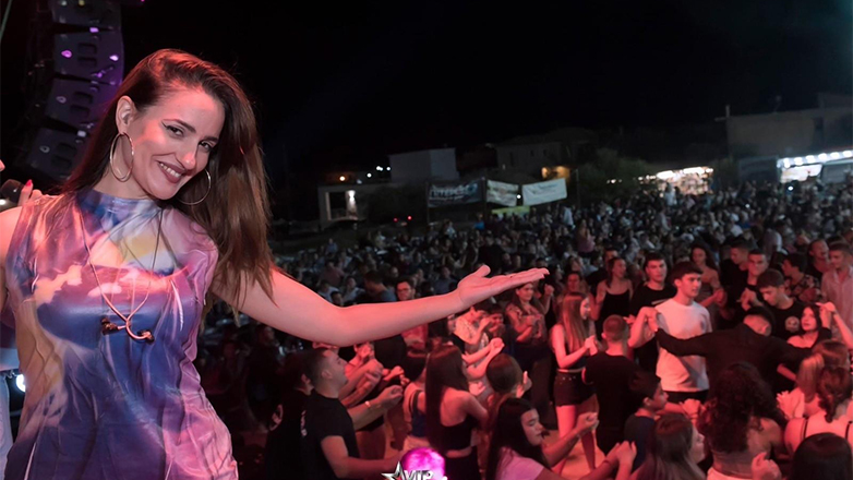 Ξένια Βέρρα: Διασκεύασε το τραγούδι «Πήρε φωτιά η γειτονιά»!